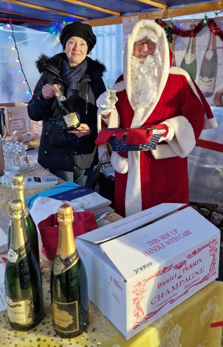 Père Noel a pris place derriere le comptoir